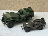 deux véhicules militaires miniatures posés côte à côte sur une table