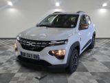 le SUV blanc est garé dans une pièce au sol en damier
