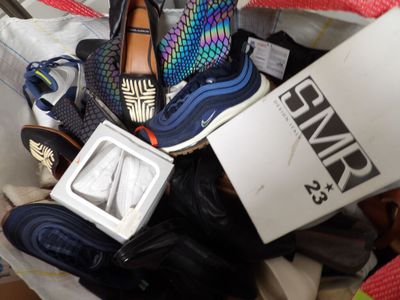 un tas de chaussures et d'autres objets dans un sac