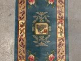 un tapis oriental représentant un oiseau et des fleurs sur fond bleu