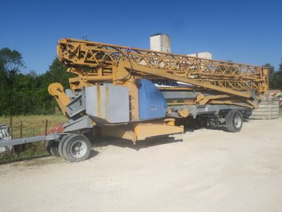 a crane that is sitting on the back of a truck