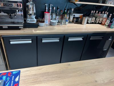 un bar avec beaucoup de bouteilles sur le comptoir