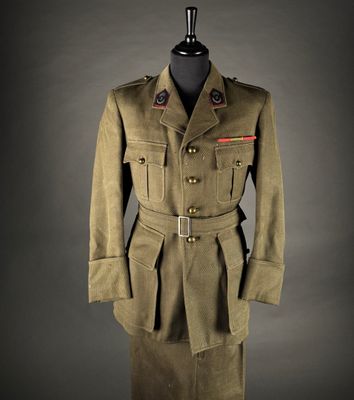 an army uniform is displayed on a mannequin stand