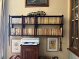 une imprimante posée sur une armoire dans un salon