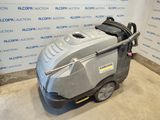 un gros plan sur une machine dans une pièce, avec un mur en arrière-plan