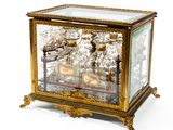 une boîte en verre avec un cadre doré et une horloge à l'intérieur