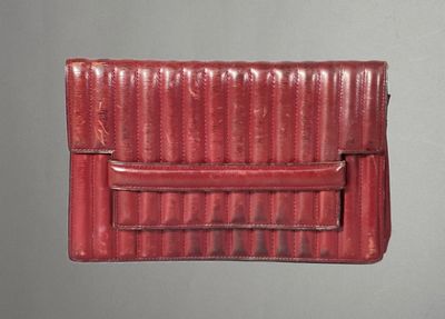un sac à main en cuir rouge sur fond gris