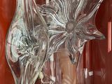 un vase en verre contenant une fleur, posé sur une étagère