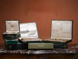 deux valises ouvertes posées sur une table en marbre