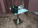une petite table sur laquelle se trouve une casserole, dans une pièce