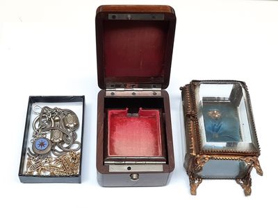 trois boîtes placées l'une à côté de l'autre sur une table