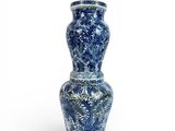 une image représentant un vase bleu et blanc sur fond blanc