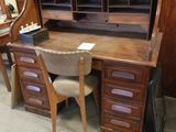 une image représentant un bureau avec une chaise et un plateau de bureau