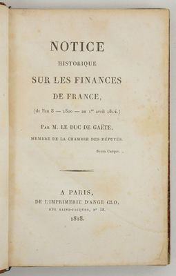 un livre ouvert posé sur une surface blanche, avec l'image d'un bâtiment en arrière-plan