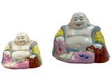 deux figurines de bouddhas assis l'un à côté de l'autre
