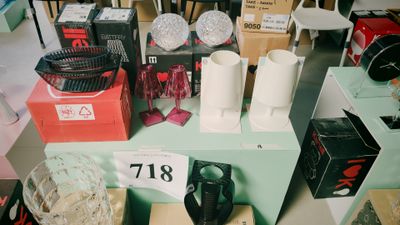 de nombreux articles différents sur les étagères du magasin