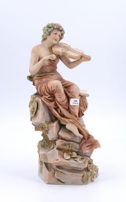 statue d'une femme assise sur un rocher, un violon à la main