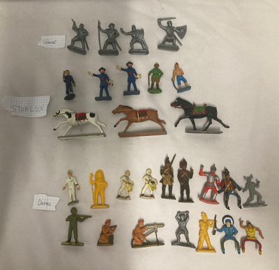 un grand nombre de figurines sur une table