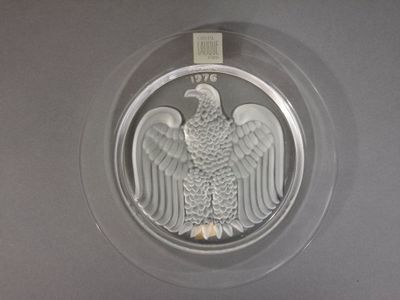 une image représentant une pièce d'argent sur laquelle figure un aigle