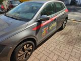 une voiture garée au bord de la rue