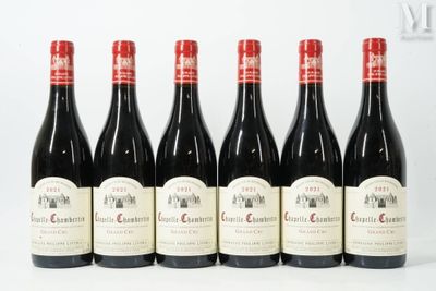 six bouteilles de vin rouge sont alignées