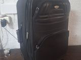 une valise noire posée sur une table en bois