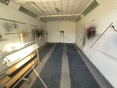 Une cabine de peinture KREMLIN avec brûleur gaz année 1991