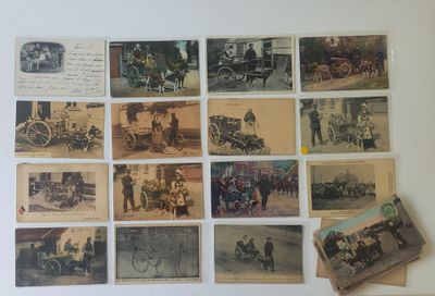 de nombreuses vieilles photos de personnes et de chevaux accrochées au mur