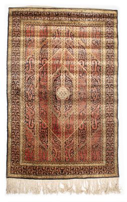 un tapis persan ancien, orné d'un motif en médaillon et de franges