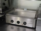 un plan de travail en acier inoxydable dans une cuisine commerciale