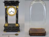 deux photos différentes d'une horloge sous un dôme en verre