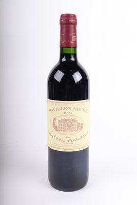 une bouteille de vin posée sur une table