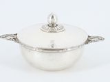 une casserole en argent avec un couvercle, sur fond blanc