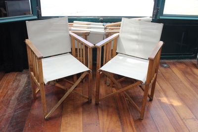 deux chaises posées sur un plancher en bois