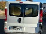 une camionnette blanche garée sur le parking