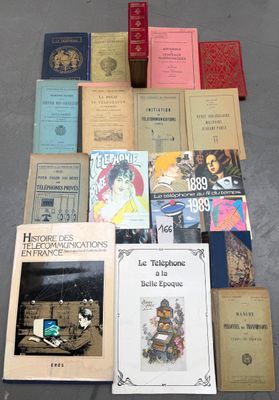 plusieurs livres sont empilés sur une table