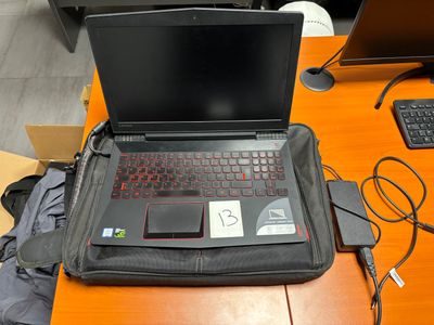 un ordinateur portable posé sur un bureau