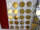 beaucoup de pièces d'or et d'argent dans une boîte rouge