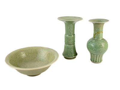 trois vases verts et un bol sur fond blanc