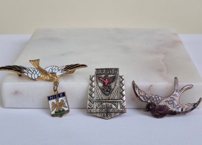 Un lot de souvenirs niçois sur les oiseaux comprenant deux b…