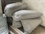 une pile de sacs de sable posée à côté d'un lit
