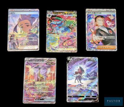 Quatre cartes à collectionner Pokémon différentes sont représentées sur un fond noir.