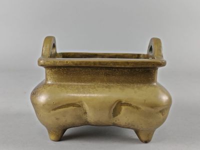 une image représentant un petit brûle-parfum en bronze à deux pieds