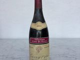 une bouteille de vin posée sur une table