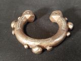 une photo d'un bracelet en métal