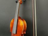 un violon posé à côté d'un archet