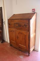 Meuble scriban en noyer mouluré et sculpté ouvrant par le ha…