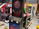plusieurs bornes d'arcade dans un bâtiment, avec une fléchette au centre