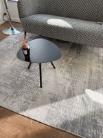 Canapé et fauteuil en tissu gris, table d’appoint en métal l… (photo 3)