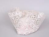 panier blanc crocheté avec de la dentelle et des fleurs